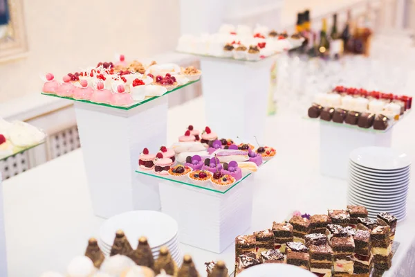 Deliciosa mesa de postre de barra de caramelo de recepción de boda —  Fotos de Stock