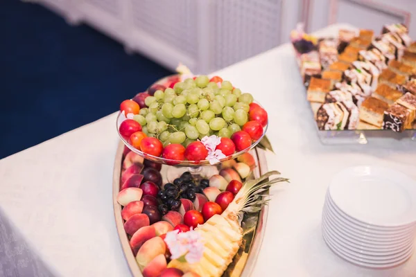 Diversi frutti freschi sul tavolo del buffet di nozze — Foto Stock