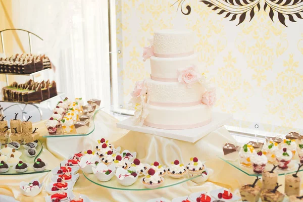 Bir büfe üzerinde pişmiş tatlı çeşitleri