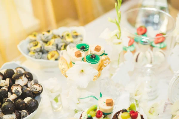 Delicioso casamento recepção doces bar mesa de sobremesa — Fotografia de Stock
