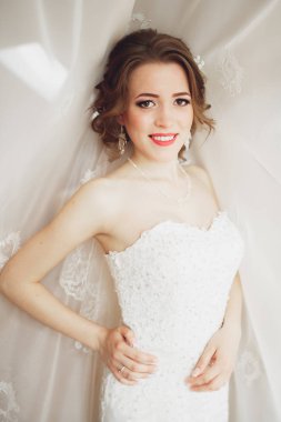 Güzel gelin moda peçe ve elbise düğün sabah portresi