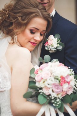 Sadece evli evlilik çift poz ve gelin el buketi içinde tutan