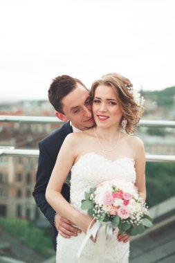 Sadece evli evlilik çift poz ve gelin el buketi içinde tutan