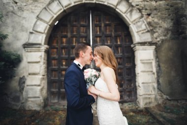 Mutlu düğün kaç sarılma ve birbirlerine arka plan eski kale üzerinde gülümseyen