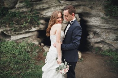 Mutlu düğün kaç sarılma ve birbirlerine arka plan güzel bitkiler kale üzerinde gülümseyen