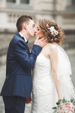 Sadece evli evlilik çift poz ve gelin el buketi içinde tutan