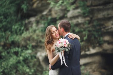 Sadece evli evlilik çift poz ve gelin el buketi içinde tutan