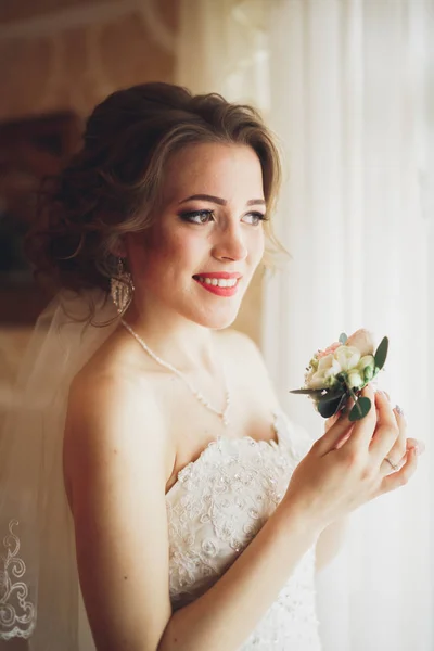 Novia de lujo en vestido blanco posando mientras se prepara para la ceremonia de boda —  Fotos de Stock