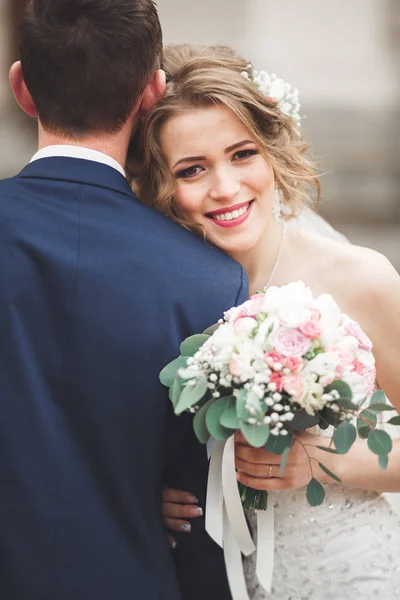 Juste marié couple de mariage posant et mariée tenant dans les mains bouquet — Photo