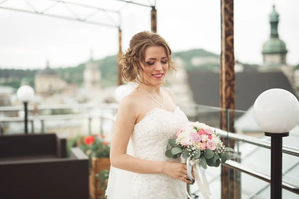 Noiva segurando grande buquê de casamento na cerimônia com paisagem perfeita — Fotografia de Stock