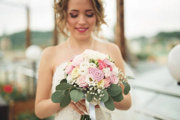 Novia celebración de ramo de boda grande en la ceremonia con el paisaje perfecto —  Fotos de Stock