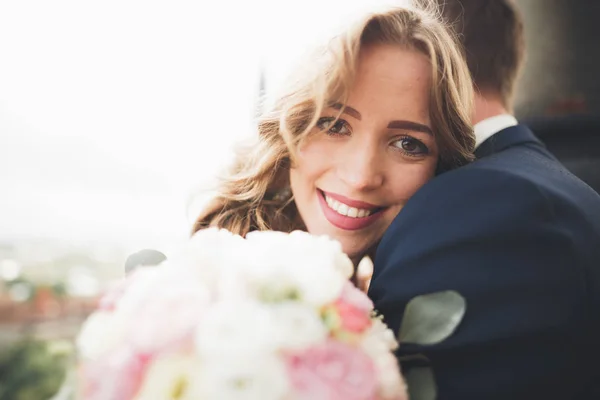 Hermosa pareja de boda caminando en la ciudad vieja de Lviv — Foto de Stock