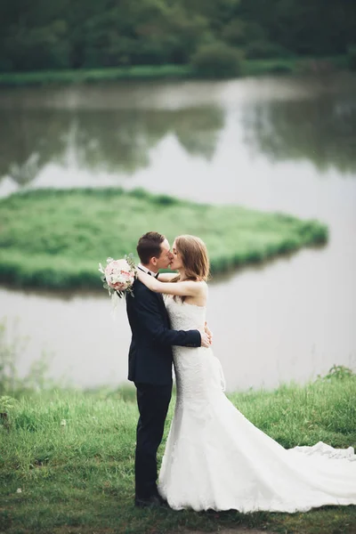 Couple de mariage romantique, homme et femme, posant près du beau lac — Photo