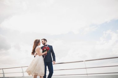 Gün batımında sahilde yürüyüş sadece evli evlilik çift.