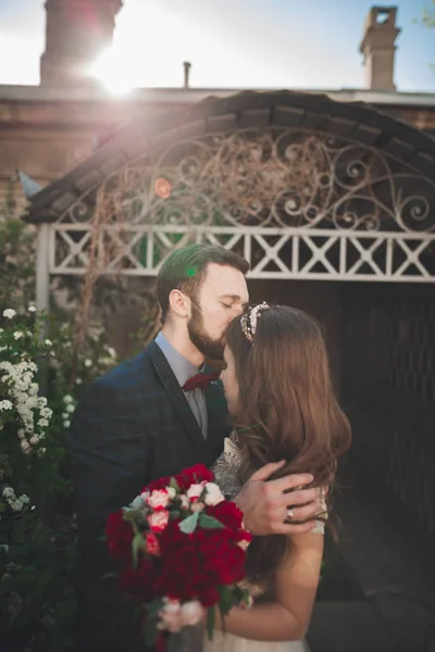 Bacio matrimonio coppia in primavera natura close-up ritratto — Foto Stock