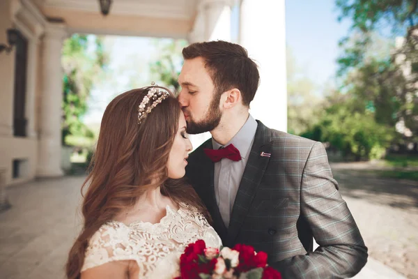 Pareja de matrimonio de lujo, novia y novio posando en la ciudad vieja — Foto de Stock