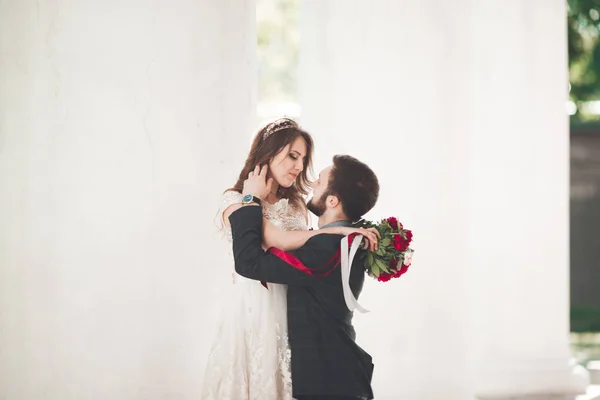 Pareja de matrimonio de lujo, novia y novio posando en la ciudad vieja — Foto de Stock