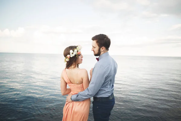 Esküvői pár, menyasszony, vőlegény, séta, és pózol a pier — Stock Fotó