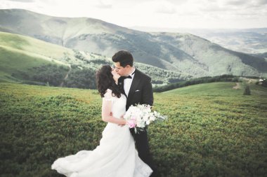 Güzel düğün çift, gelin ve damat, arka planda dağların aşık