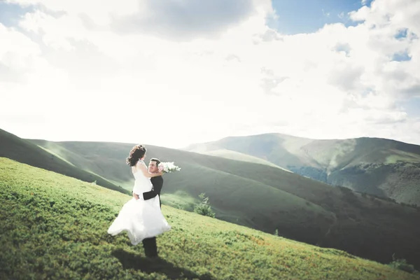 Casal de casamento beijando ficar sobre bela paisagem — Fotografia de Stock