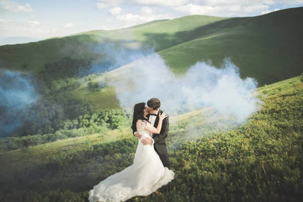 Casal de casamento bonito, noiva e noivo, apaixonado no fundo das montanhas — Fotografia de Stock