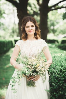 Buket çiçek park holding gelin. Düğün