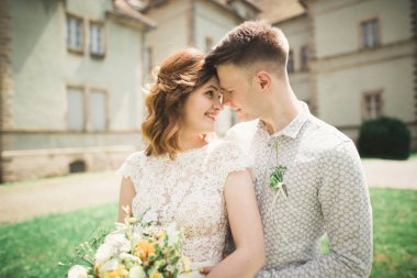 Mutlu düğün kaç sarılma ve birbirlerine arka plan eski kale üzerinde gülümseyen