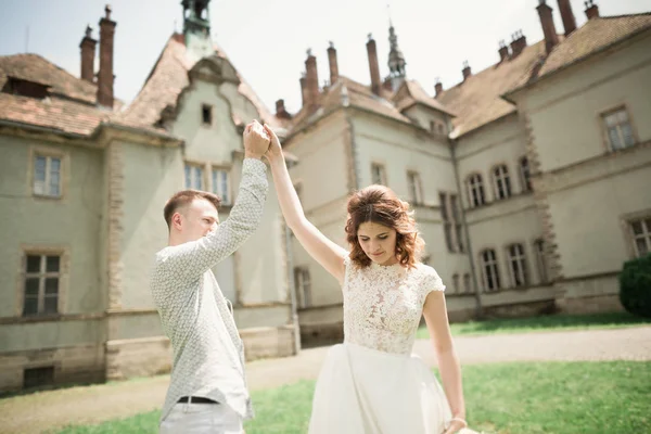 Csodálatos boldog szelíd elegáns gyönyörű romantikus kaukázusi pár a háttérben ősi barokk vár — Stock Fotó