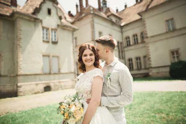 Gyönyörű romantikus esküvő pár friss házasok ölelés közelében régi vár — Stock Fotó