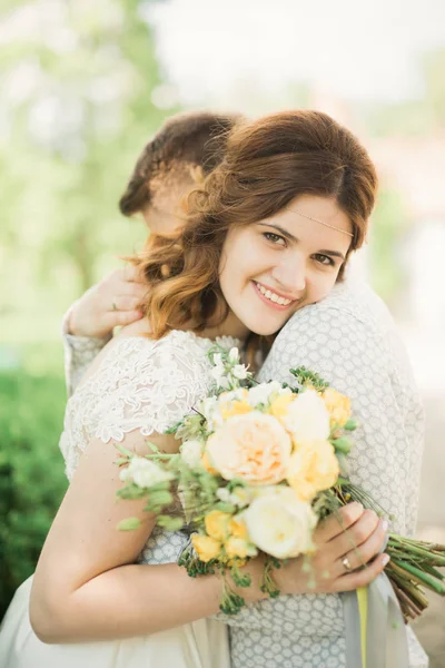 Pasangan sempurna yang memegang karangan bunga mewah. — Stok Foto