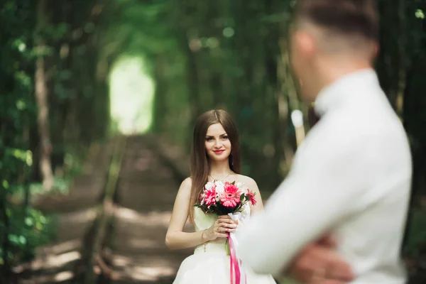 Bela noiva posando em seu dia de casamento no parque — Fotografia de Stock