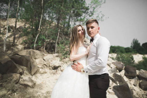 Красива весільна пара в горах зі скелями — стокове фото