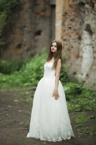Cantik romantis lembut gaya indah Kaukasia pengantin di latar belakang puri baroque — Stok Foto