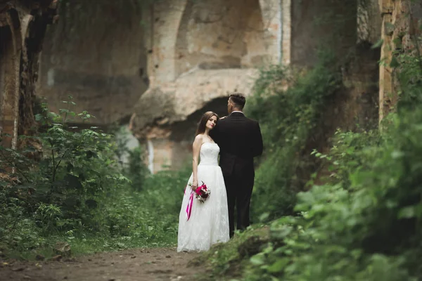 Niesamowite szczęśliwy delikatny stylowy piękny romantyczny kaukaski para na tle starożytnego zamku barokowego — Zdjęcie stockowe