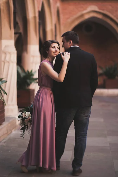 Genç çift aşk gelin ve damat ve arka plan üzerinde beyaz sütun içeren alan yakın poz. Krakow — Stok fotoğraf