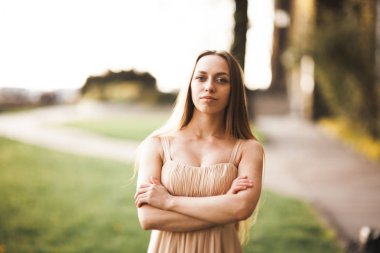 Uzun elbise dışında onun zaman içinde park günbatımı geçmiş zevk çekici genç kadın