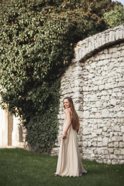 Güzel kız, uzun saçlı park Çin Seddi yakınındaki poz modeli. Krakow Vavel