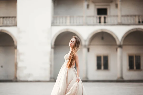 Belle fille, modèle avec les cheveux longs posant dans le vieux château près des colonnes. Vavel de Cracovie — Photo