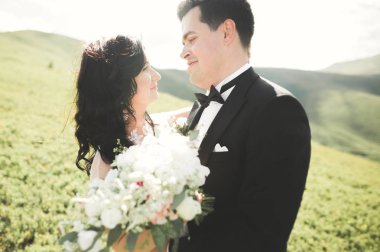 Güzel genç düğün gününde çift. Portraint yakın çekim