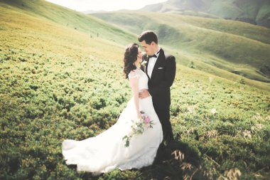 Güzel düğün çift, gelin ve damat, arka planda dağların aşık