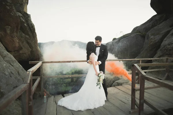 Magnifique mariée, marié embrasser et embrasser près des falaises avec une vue imprenable — Photo