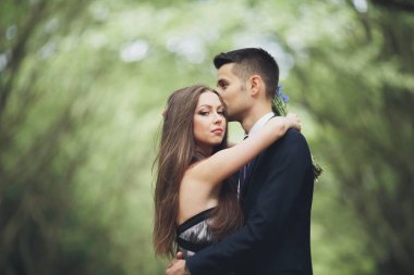 Törenden sonra açık havada poz yakışıklı genç Çift