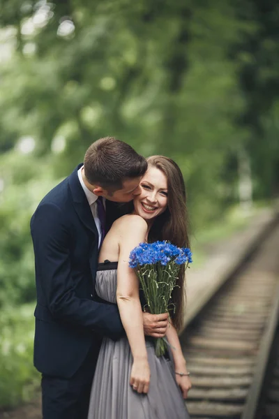 Couple aimant. Garçon et fille marchant dans le beau parc — Photo