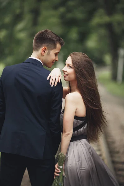 Jovem casal bonito, menina com vestido perfeito posando no parque — Fotografia de Stock