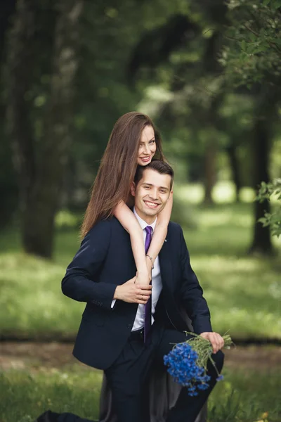 Casal amoroso. Menino e menina andando no belo parque — Fotografia de Stock