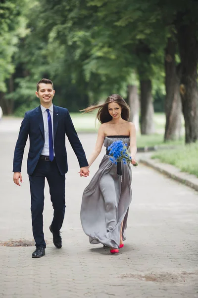 Jovem casal bonito, menina com vestido perfeito posando no parque — Fotografia de Stock