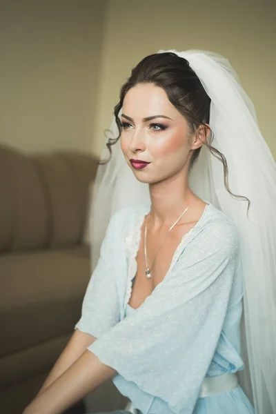 Luxe bruid op de ochtend van de trouwdag — Stockfoto