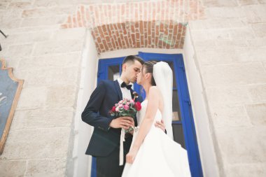 Çift düğün ayakta ve eski şehrin sokaklarında öpüşme olduğunu