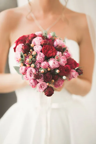 Bela noiva com bouquet de casamento posando na cidade velha — Fotografia de Stock