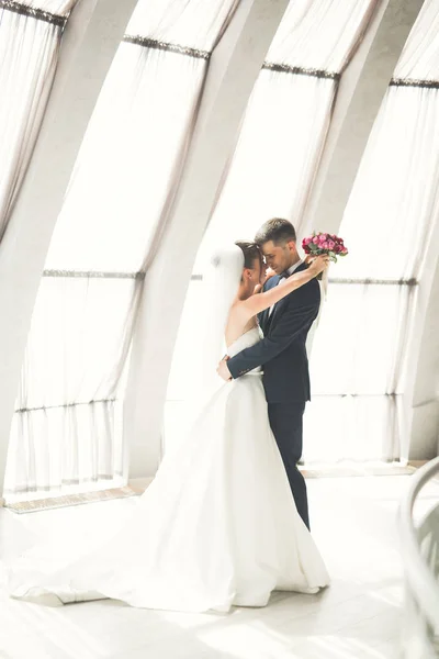 Perfect koppel bruid, bruidegom poseren en kussen in hun trouwdag — Stockfoto